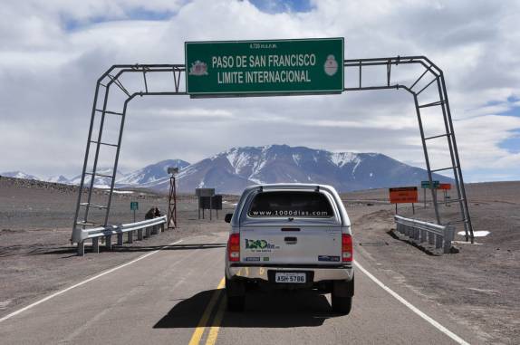 Chegando à fronteira entre Argentina e Chile, no Paso San Francisco, a mais de 4.700 metros de altitude